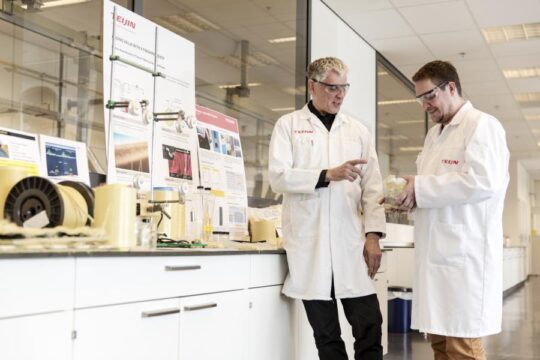 Pieter de Lange and his colleague Richard Visser working in the Teijin Aramid lab.